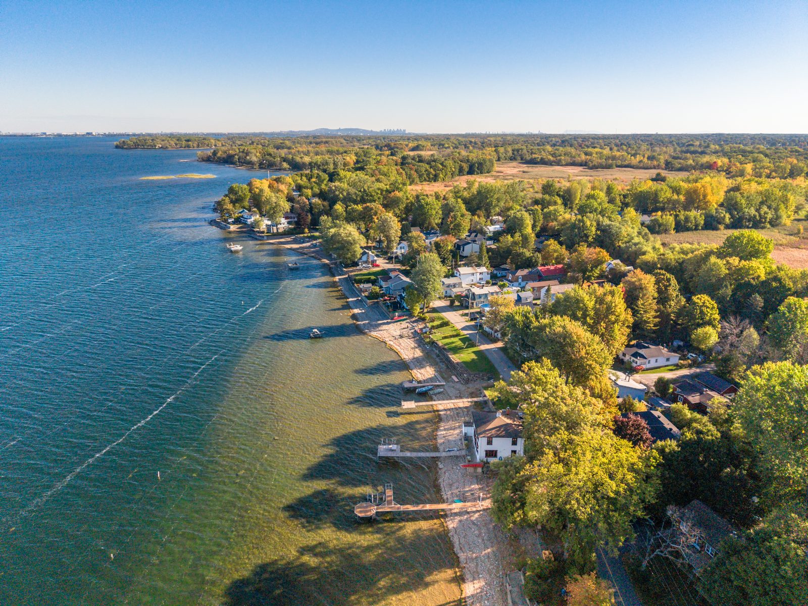 Vue aérienne de la rive de Léry et du lac Saint-Louis