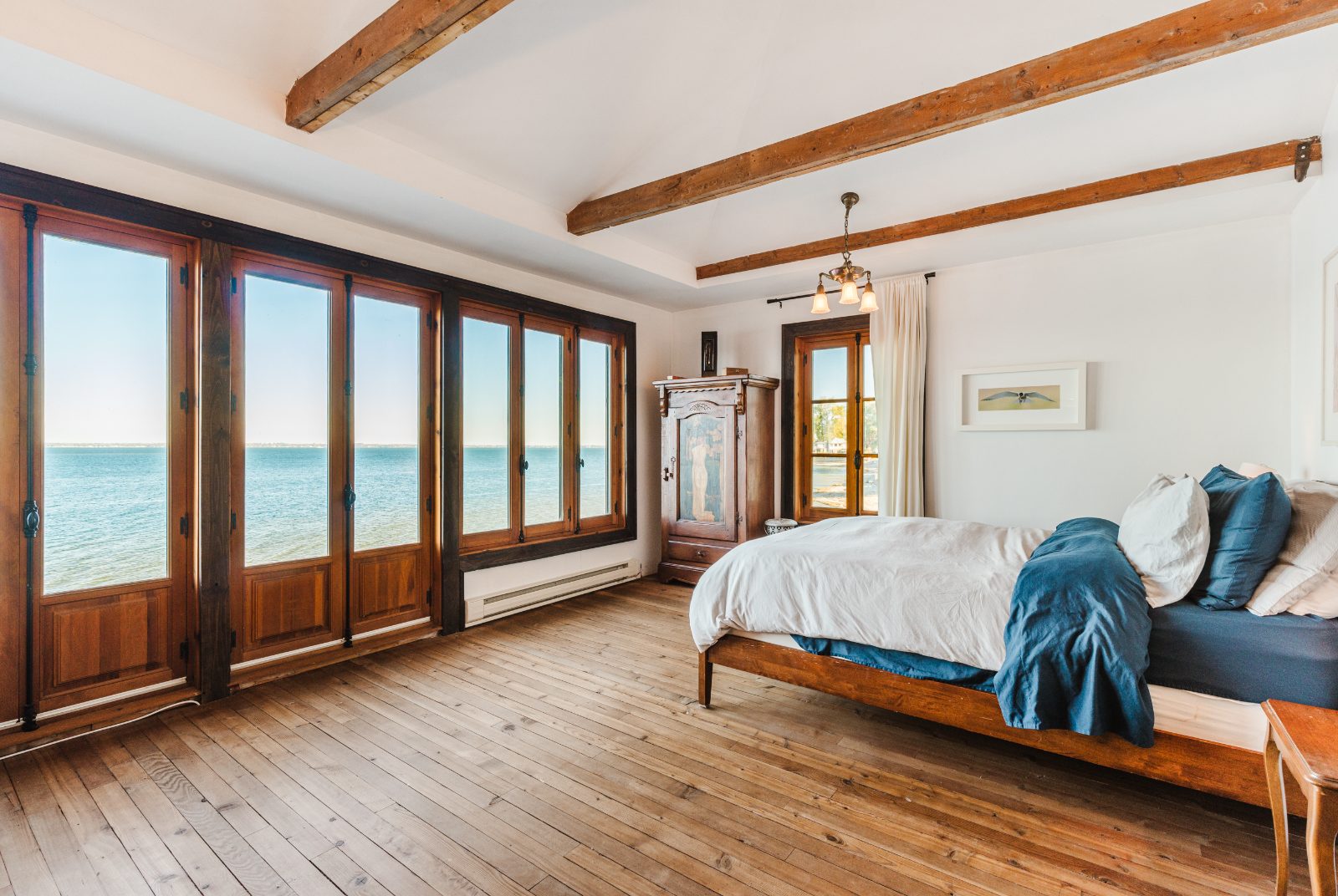 Chambre aux poutres apparentes avec vue sur le lac