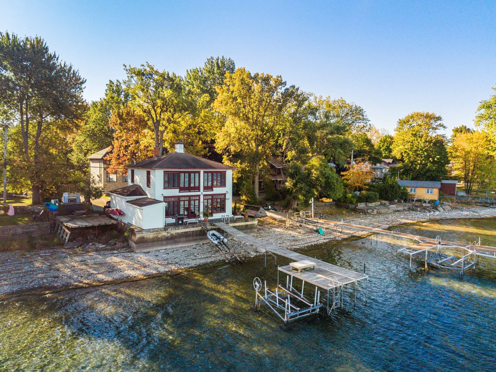 Vue aérienne automnale de la maison riveraine et de son quai sur le lac Saint-Louis